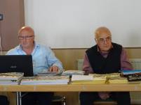 Bleialf_2015_5 Walter Wagner und Helmut Uhlendorf vertieft in ihre Tauschaktivitaeten